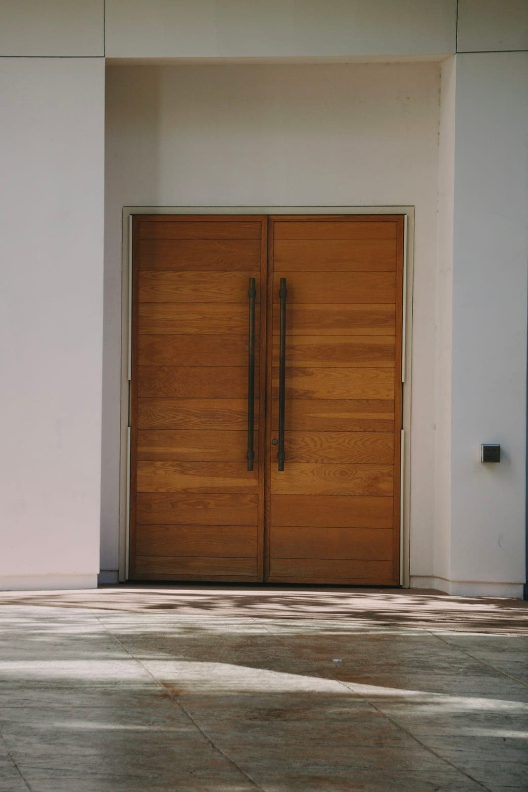 Horizontal-slat veneer door